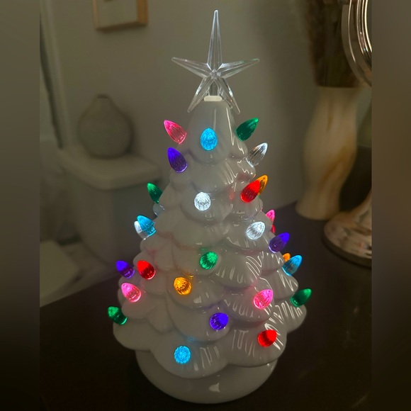 CLASSIC CERAMIC CHRISTMAS TREE! - Picture 2 of 2